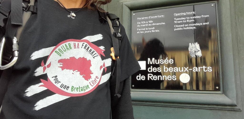 Tractage devant le musée des beaux-arts de Rennes