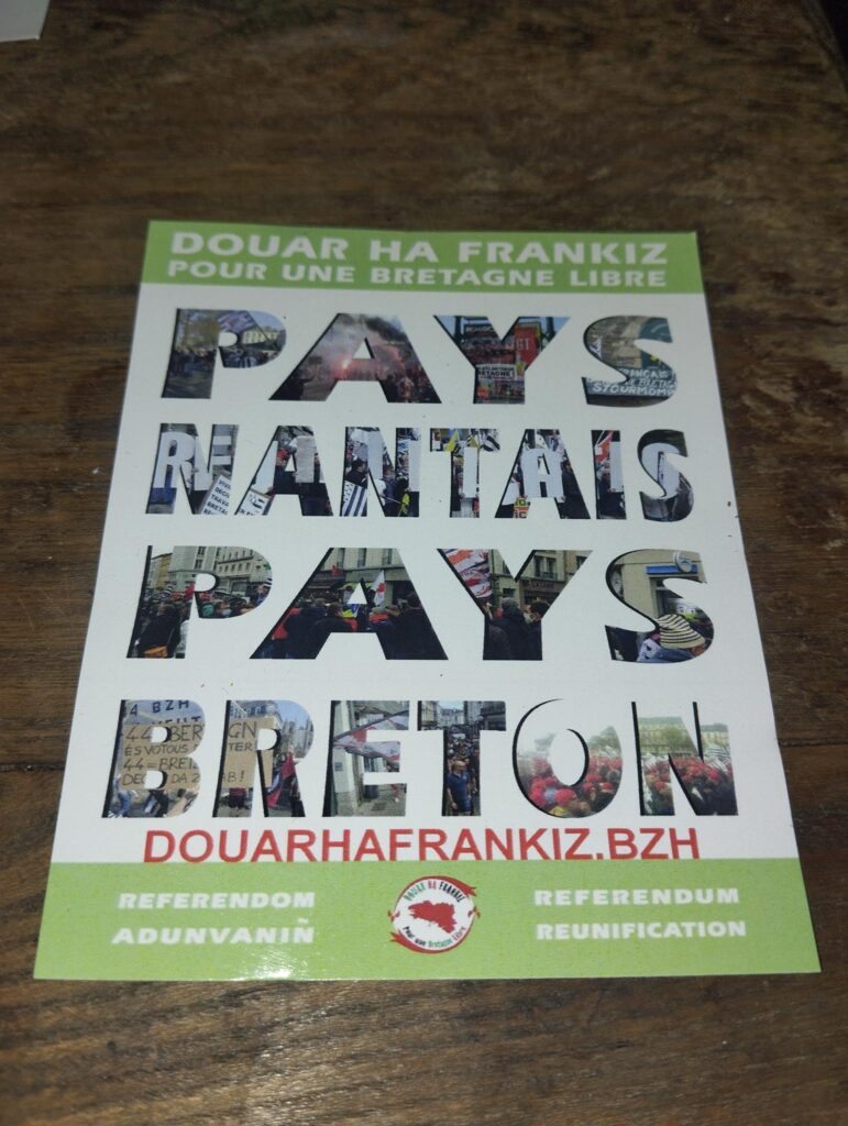 vente d'affiches et de stickers DHF. vente d'affiches et de stickers DHF.