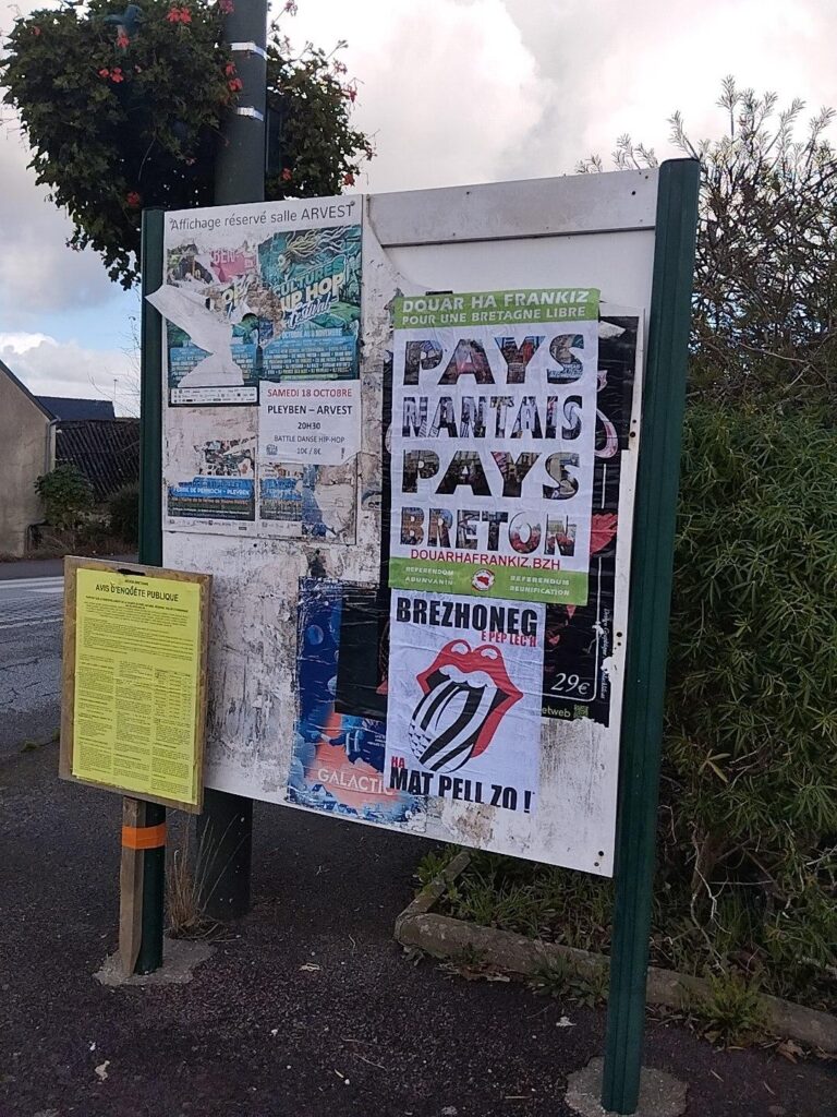 vente d'affiches et de stickers DHF. vente d'affiches et de stickers DHF.