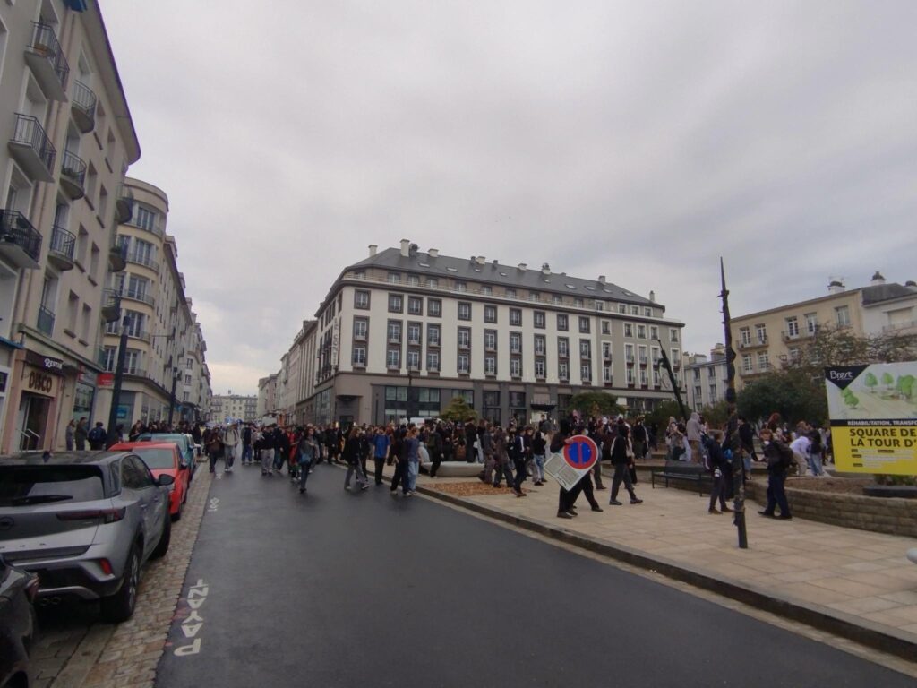 Appel au calme à la france.